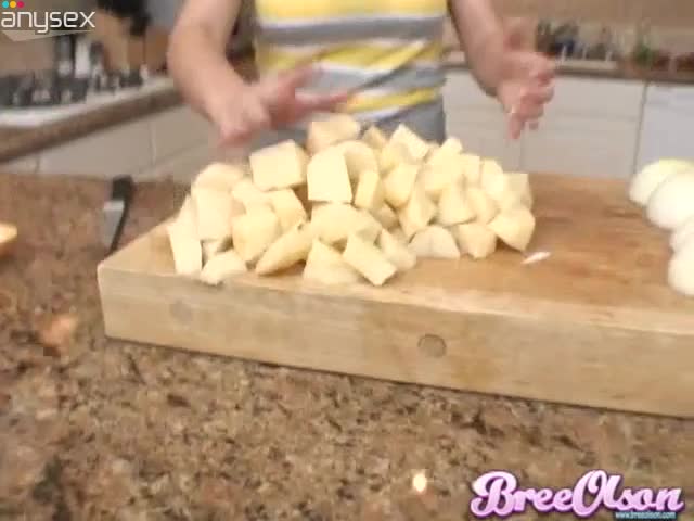 Busty blonde Bree Olson can make cooking look sexy Free Porn Videos | ePornAny.