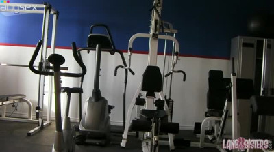Sporty brunette girl brags of her ass while doing exercises in the gym