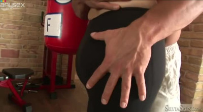 Juggy blonde milf allows her trainer to lick her pussy at the gym