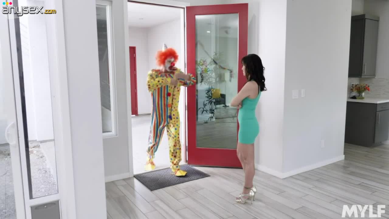 Housewife Alana Cruise is cheating on her husband with one kinky clown Free Porn Videos | ePornAny.