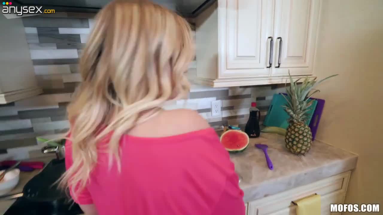 Sex-starving boyfriend is craving for sexy babe cooking breakfast Free Porn Videos | ePornAny.