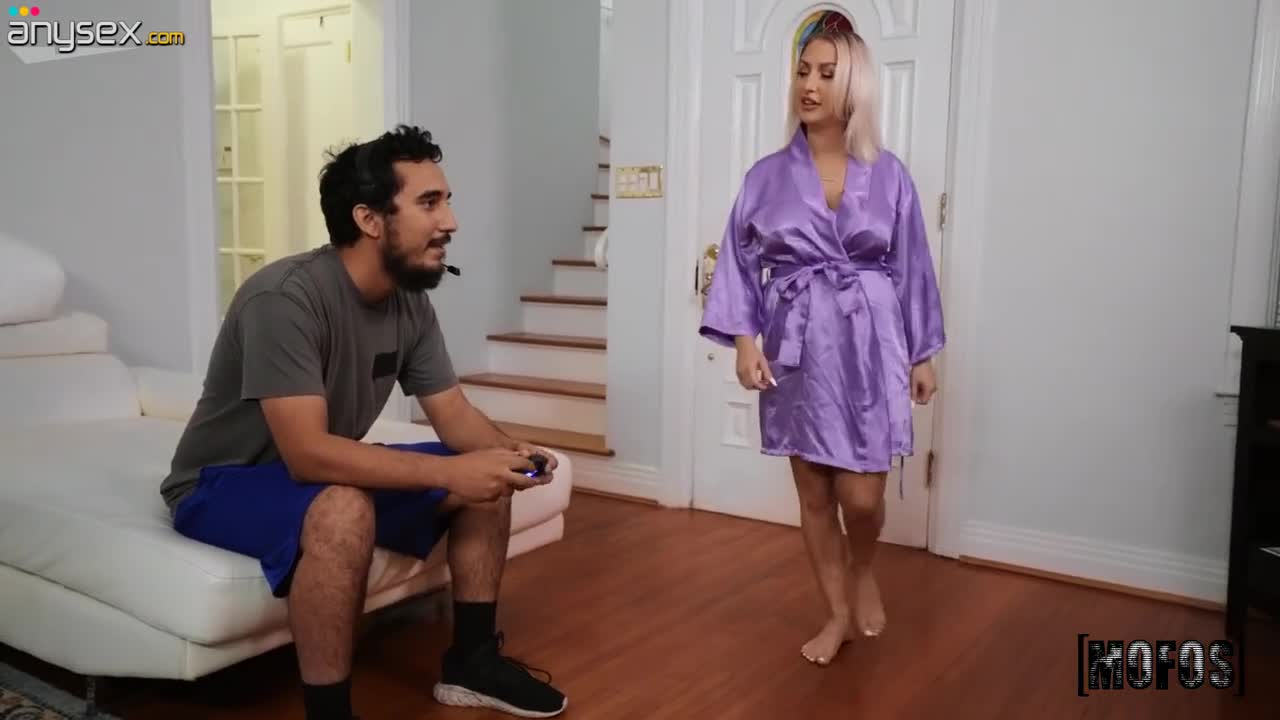 Sexy mommy of best friend Quinn Waters allows to penetrate her pussy Free Porn Videos | ePornAny.