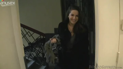 Booty and juggy brunette kneels down to give blowjob