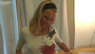Cheesecake blond babe finger fucks her shaved cunt in solo sex scene