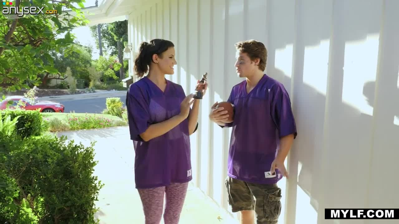 Fetish stepmom licks sweaty anus and cock of her adult stepson after jogging Free Porn Videos | ePornAny.