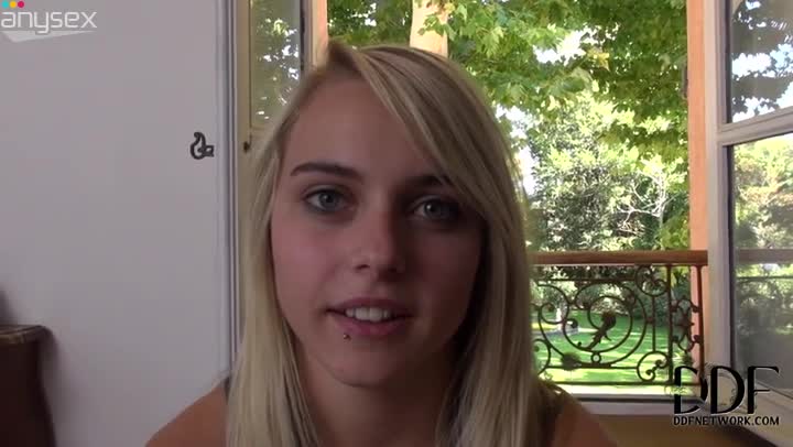 Steaky blond amateur figners her snatch in solo scene Free Porn Videos | ePornAny.