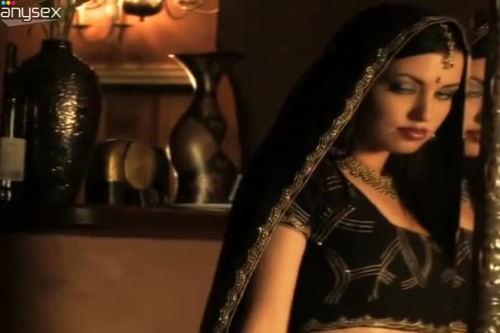 Jar dropping Indian beauty with charming face poses on cam Free Porn Videos | ePornAny.