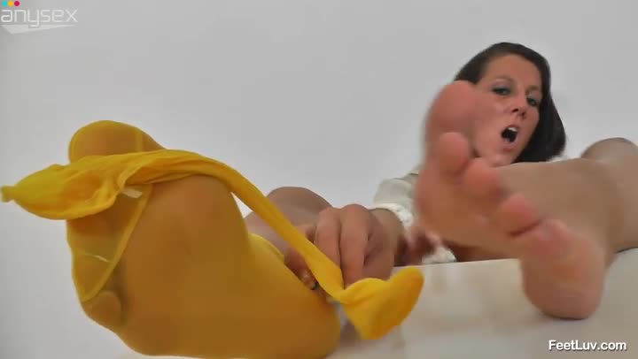 Skilled brunette performs her tootsies in action Free Porn Videos | ePornAny.