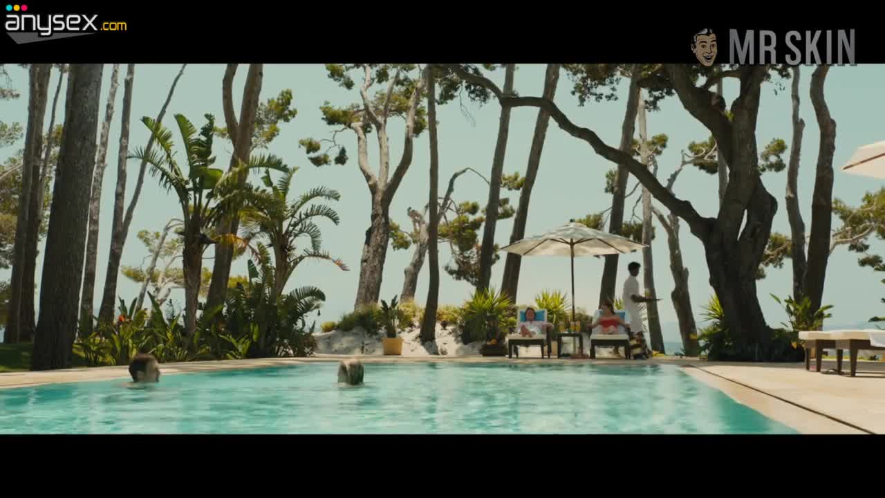 Emilia Clarke in swim suit is sunbathing by the poolside Free Porn Videos | ePornAny.