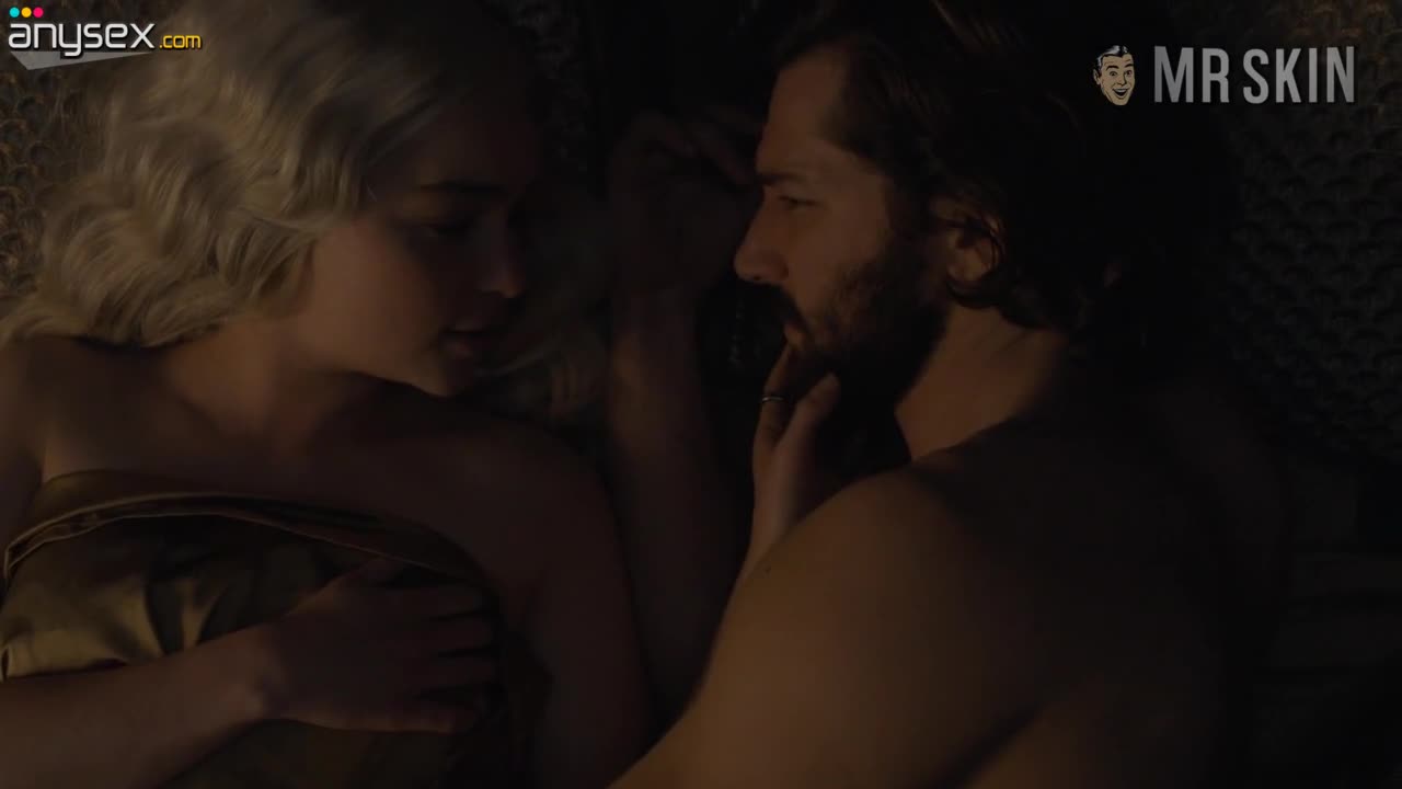 Erotic bed scene featuring Emilia Clarke aka Daenerys Targaryen Free Porn Videos | ePornAny.