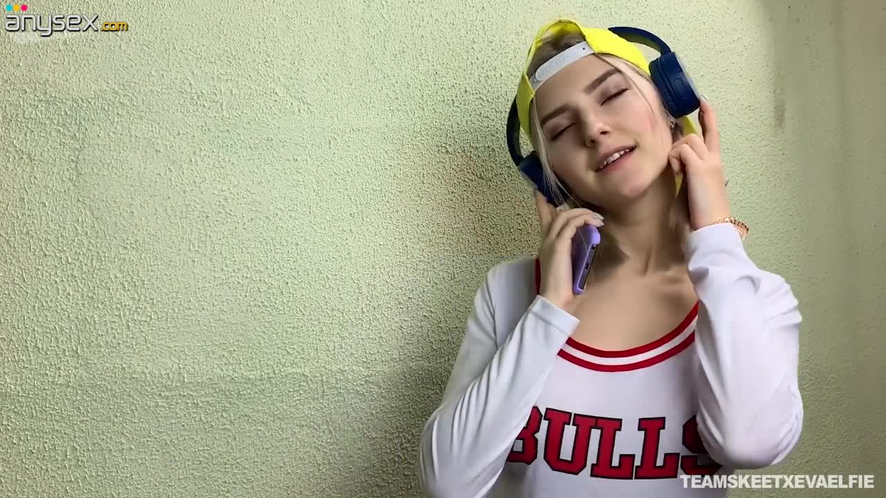 Filthy teen with big boobs Eva Elfie gives a blowjob and sucks lolly pop Free Porn Videos | ePornAny.