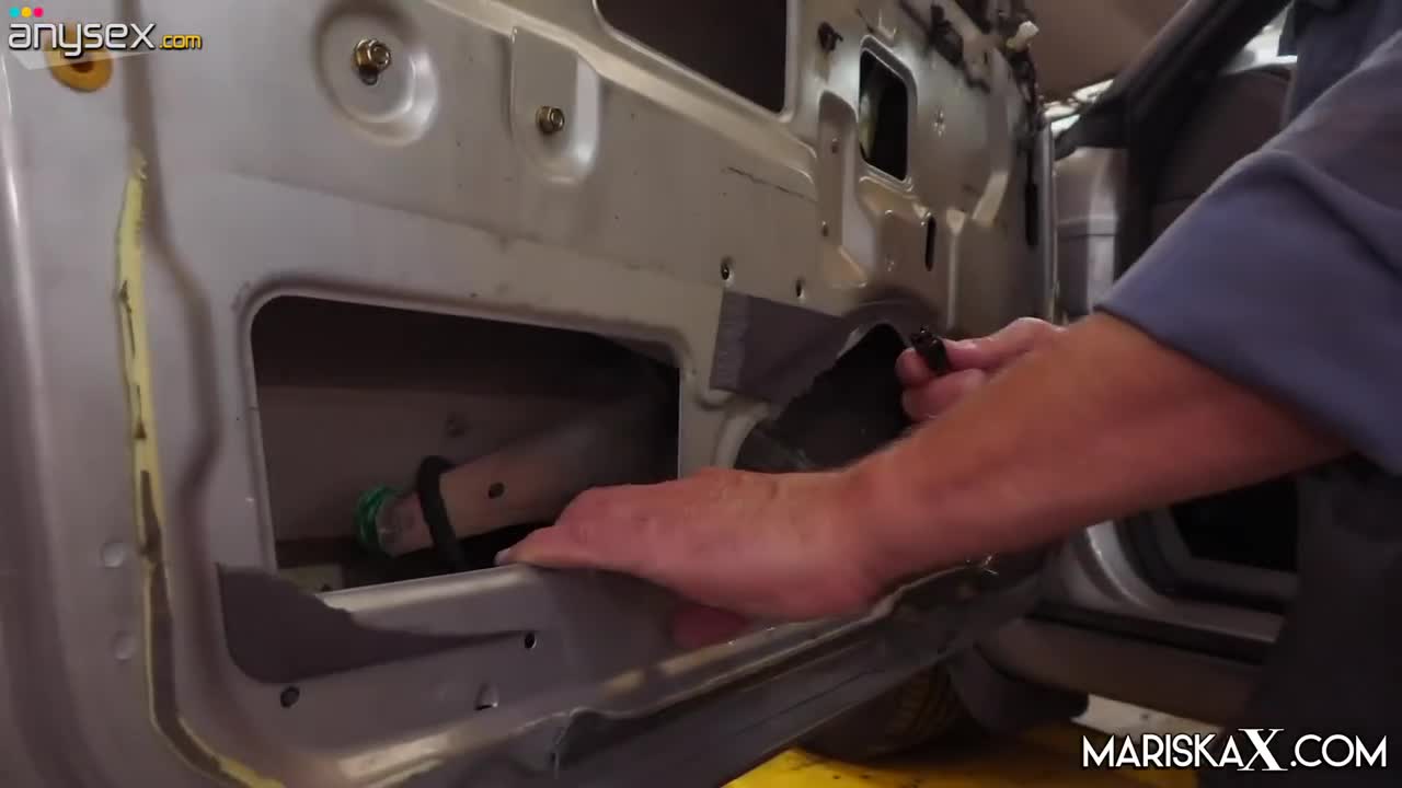 The slut drove her car, and the mechanic felt it from the inside. Free Porn Videos | ePornAny.
