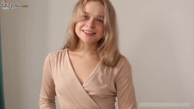 The flexible blonde babe spreads herself and her pussyhole wide
