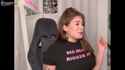 A horny couple of bloggers films a video, after which they fuck hard