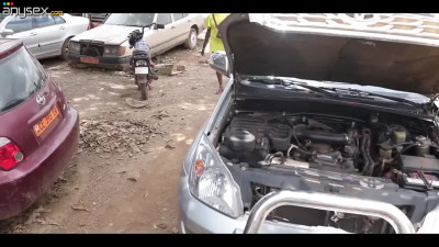 Ebony chick distracts a mechanic from fixing a car by fucking his cock