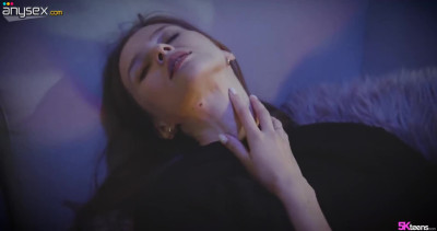 Slim Natural Babe Spreads For Intense Pussy Licking On Couch