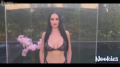 Stunning brunette queen deals with hefty cock effortlessly in outdoor kinks