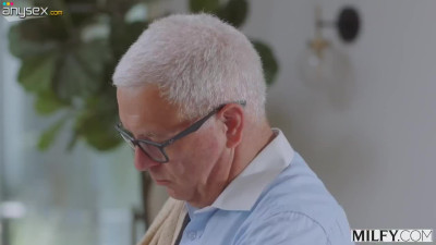 Slutty cheating wife Brandi Love enjoys interracial threesome fuck with a BBC