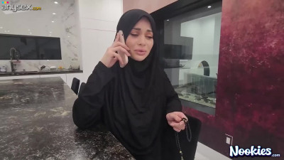 Muslim girl takes his dick on the floor