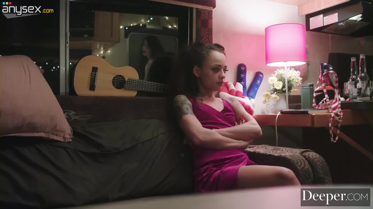 Teen Lesbian babes Evelyn Claire and Holly Hendrix enjoys quickie scissoring Free Porn Videos | ePornAny.