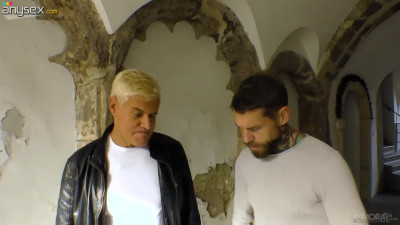 Got tired of walking all day and he's pounding her pussy in the hotel