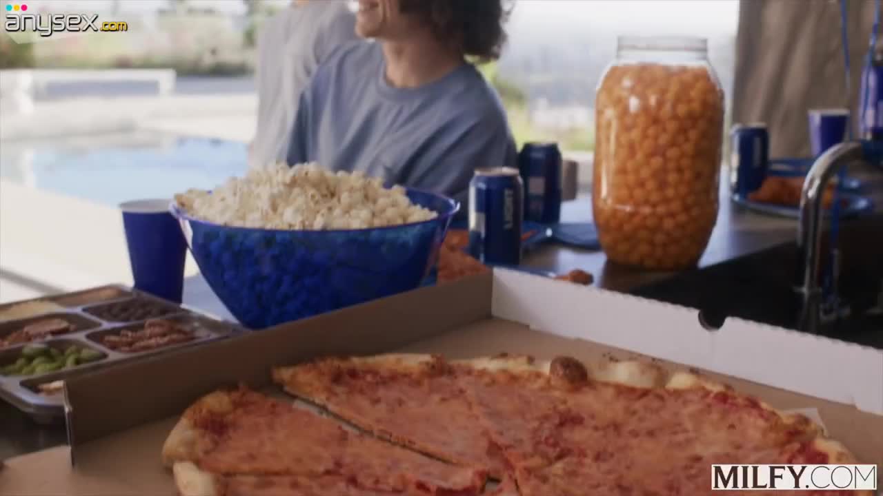 Curvy MILF Kianna Dior Takes On Intense Blowbang Action Free Porn Videos | ePornAny.