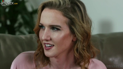 Tattooed sassy bitch Sophia Grace is fucked by seductive tranny