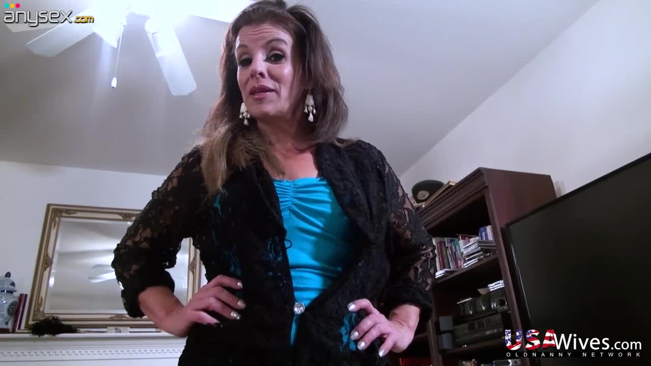 Mature America wife Penny is toying her worn out shaved pussy Free Porn Videos | ePornAny.