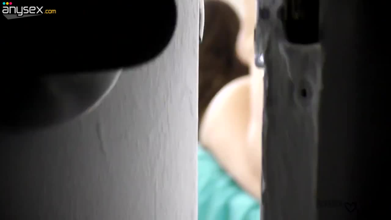Step-sis Jessica Starling getting peeped by a curious boy Free Porn Videos | ePornAny.