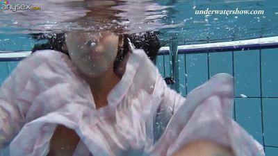 Seductive swimming chick Paulinka shows tricks under the water